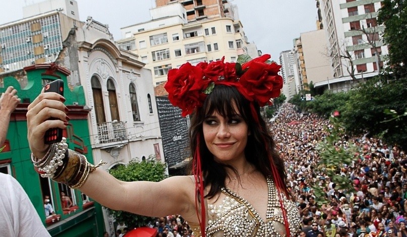 Alessandra Negrini brilha como rainha de bateria de bloco em São Paulo. A atriz desfilou à frente do Acadêmicos do Baixo Augusta, na tarde deste domingo (23) Amauri Nehn/PhotoRioNews