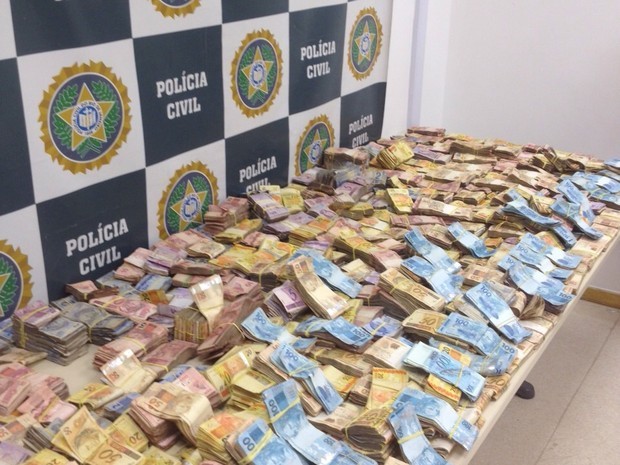 Dinheiro seria utilizado na compra de drogas (Foto: Divulgação/ Polícia Civil)