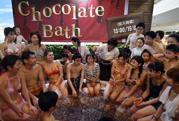 Dezenas de crianças e adultos aproveitaram um banho de chocolate nas instalações de um spa no Japão neste domingo (8) (Foto: Toshifumi Kitamura/AFP)