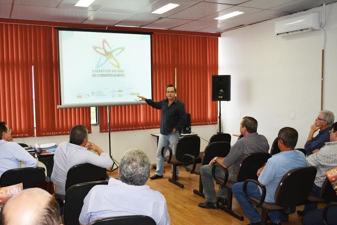 O gestor cultural Rogério Carnasciali, enquanto apresentava o resultado da pesquisa para os prefeitos e outras lideranças da Amepar - Foto: Divulgação