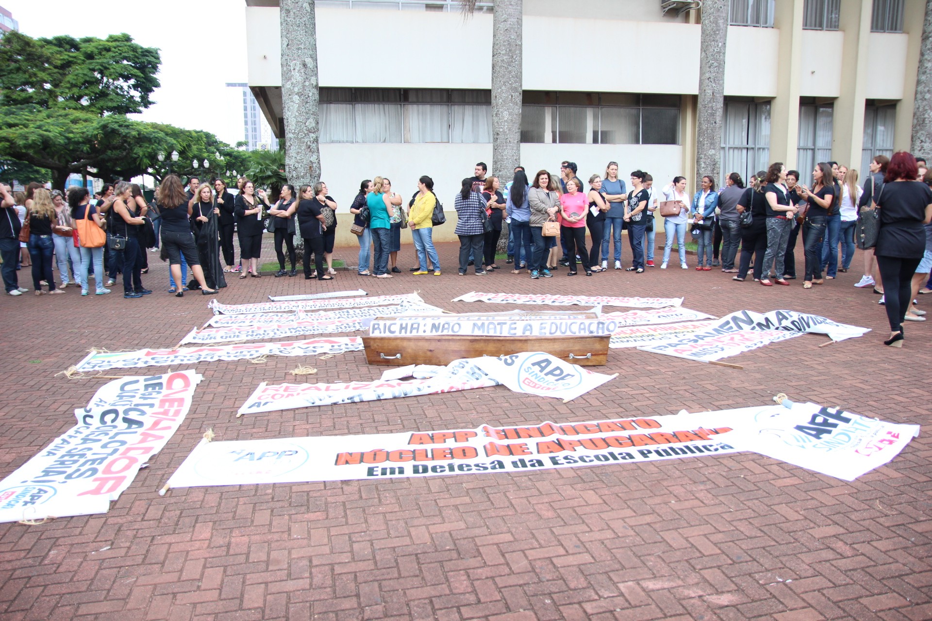 Até um "caixão" foi levado para a manifestação, simbolizando "velório" da Educação no Paraná - Foto: Dirceu Lopes