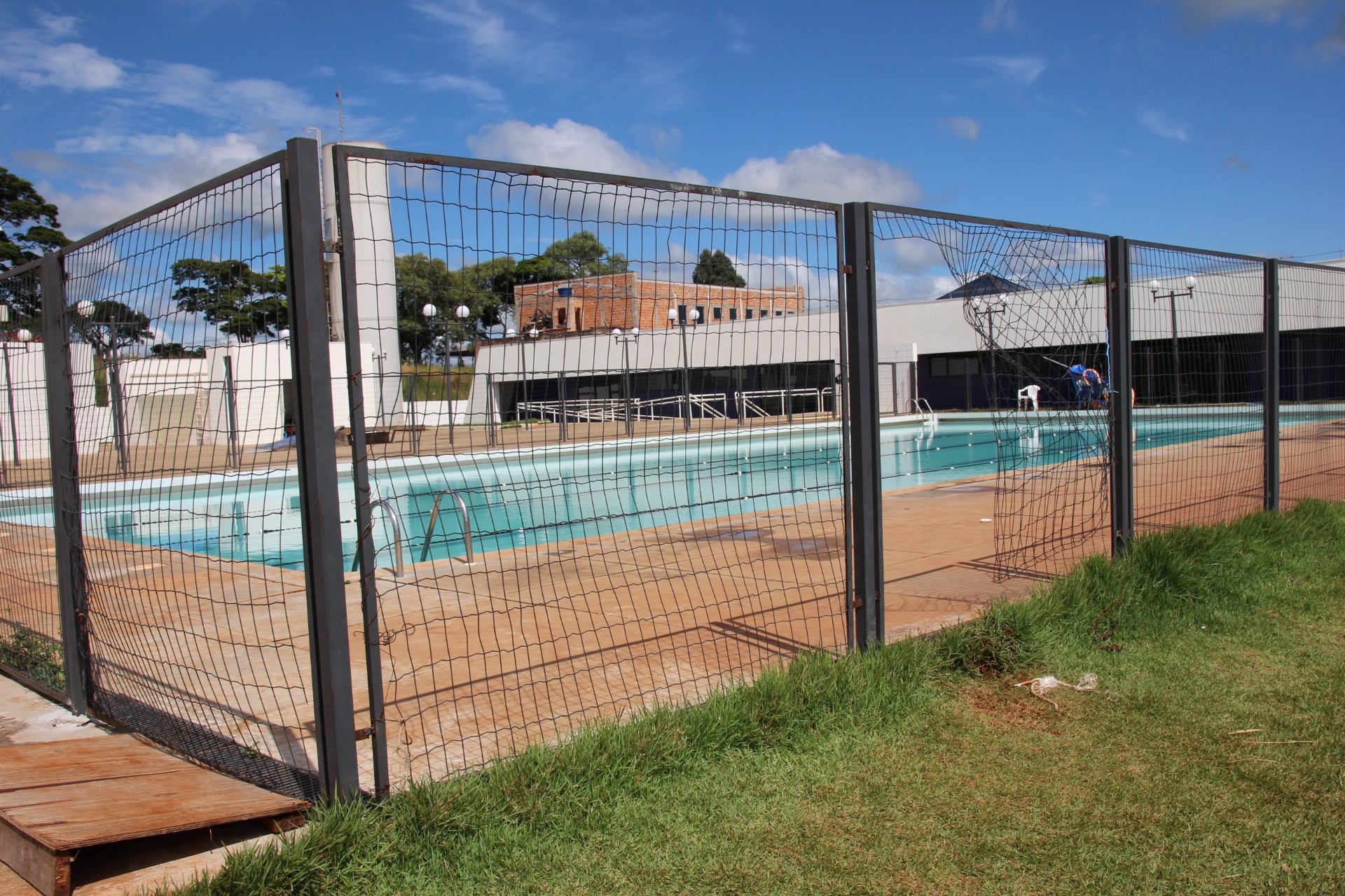 Vândalos arrebentaram alambrado da piscina do Centro da Juventude, em Apucarana - Foto: Dirceu Lopes
