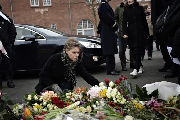 Abalados com os ataques deste fim de semana, cidadãos de Copenhague deixaram durante todo o dia flores e velas na porta dos locais dos atentados - Foto: Giselle Garcia/Agência Brasil
