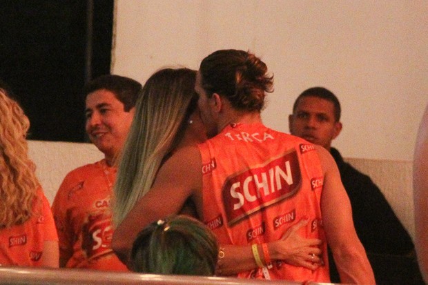 Rômulo Neto conversa abraçado com loira em camarote de Salvador (Foto: JC Pereira e Raphael Castello / AGNews)