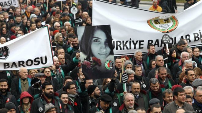 Morte de Ozgecan Aslan motivou protestos em todo o país contra o abuso e a violência sexual sofrida por mulheres