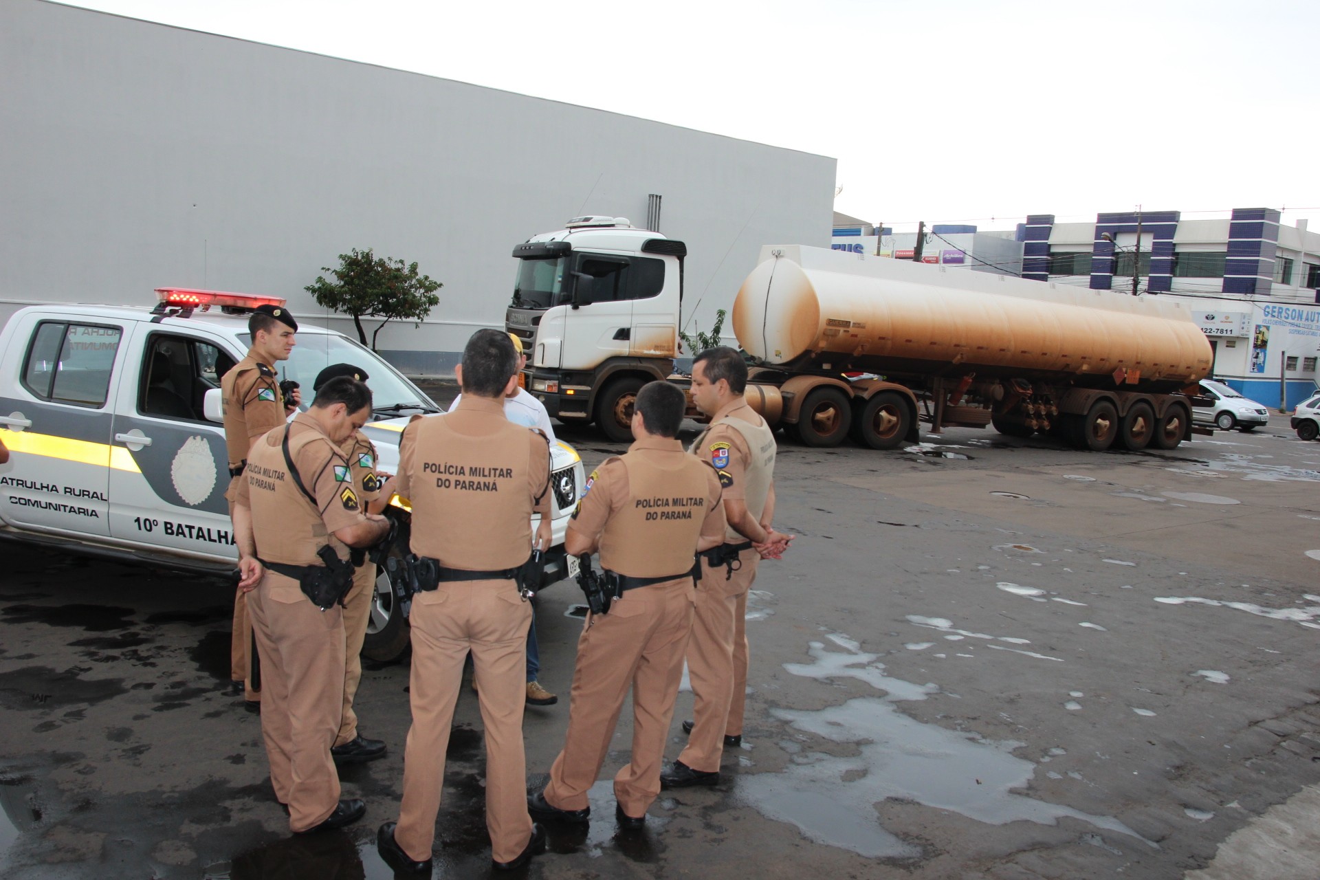 Policiais militares foram até o Posto Catuaí para garantir a ordem no local - Foto: Bruno Leonel