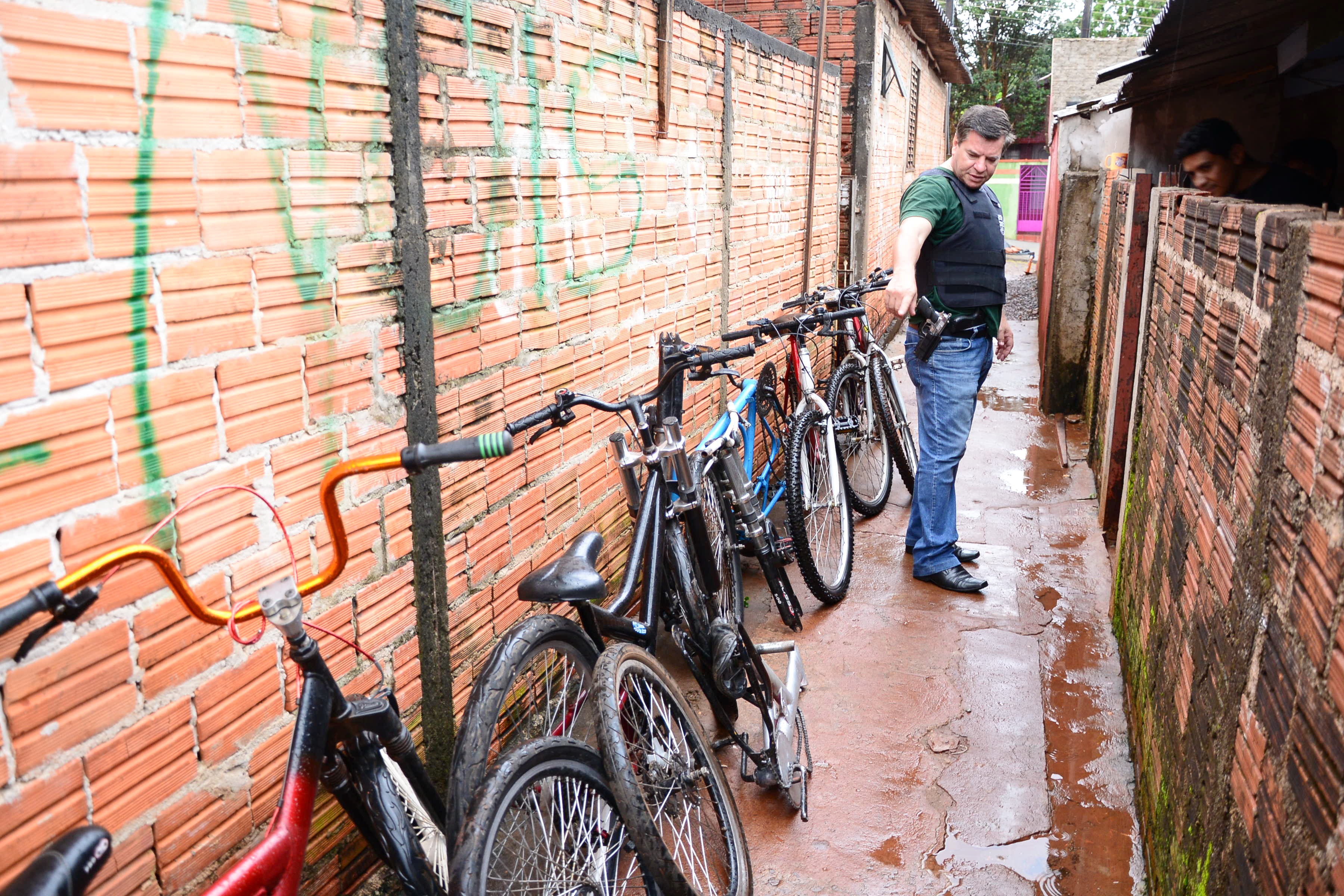 Local também funcionaria como desmanche de bicicletas - Foto: Delair Garcia