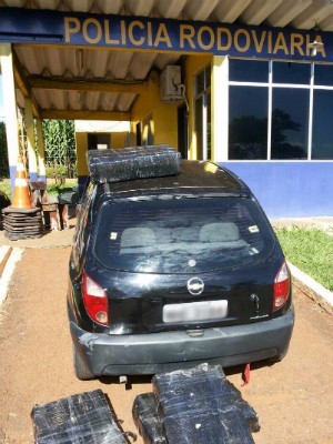 Motorista não parou; agentes usaram 'cama de faquir' (Foto: PRF / Divulgação)