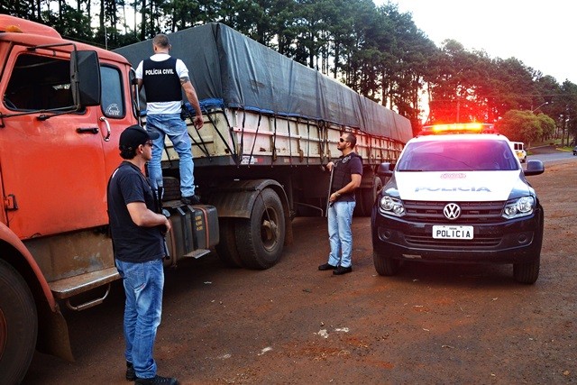 Policiais civis interceptam caminhão (Foto: Sérgio Rodrigo)