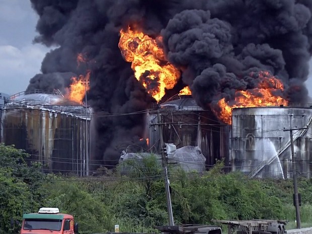 Bombeiros tentam impedir que fogo atinja novos tanques de combustível (Foto: Reprodução/GloboNews)