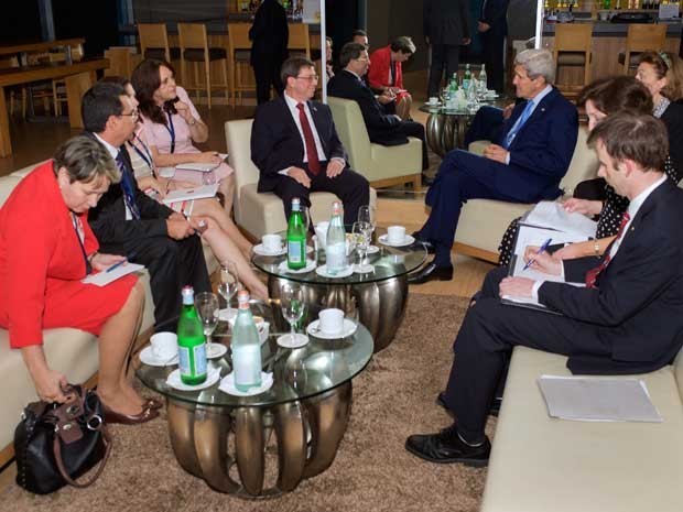 Secretário de Estado dos EUA, John Kerry, ministro das Relações Exteriores de Cuba, Bruno Rodriguez, e seus assessores em reunião no Panamá. (Foto: Departamento de Estado dos EUA / via Reuters)