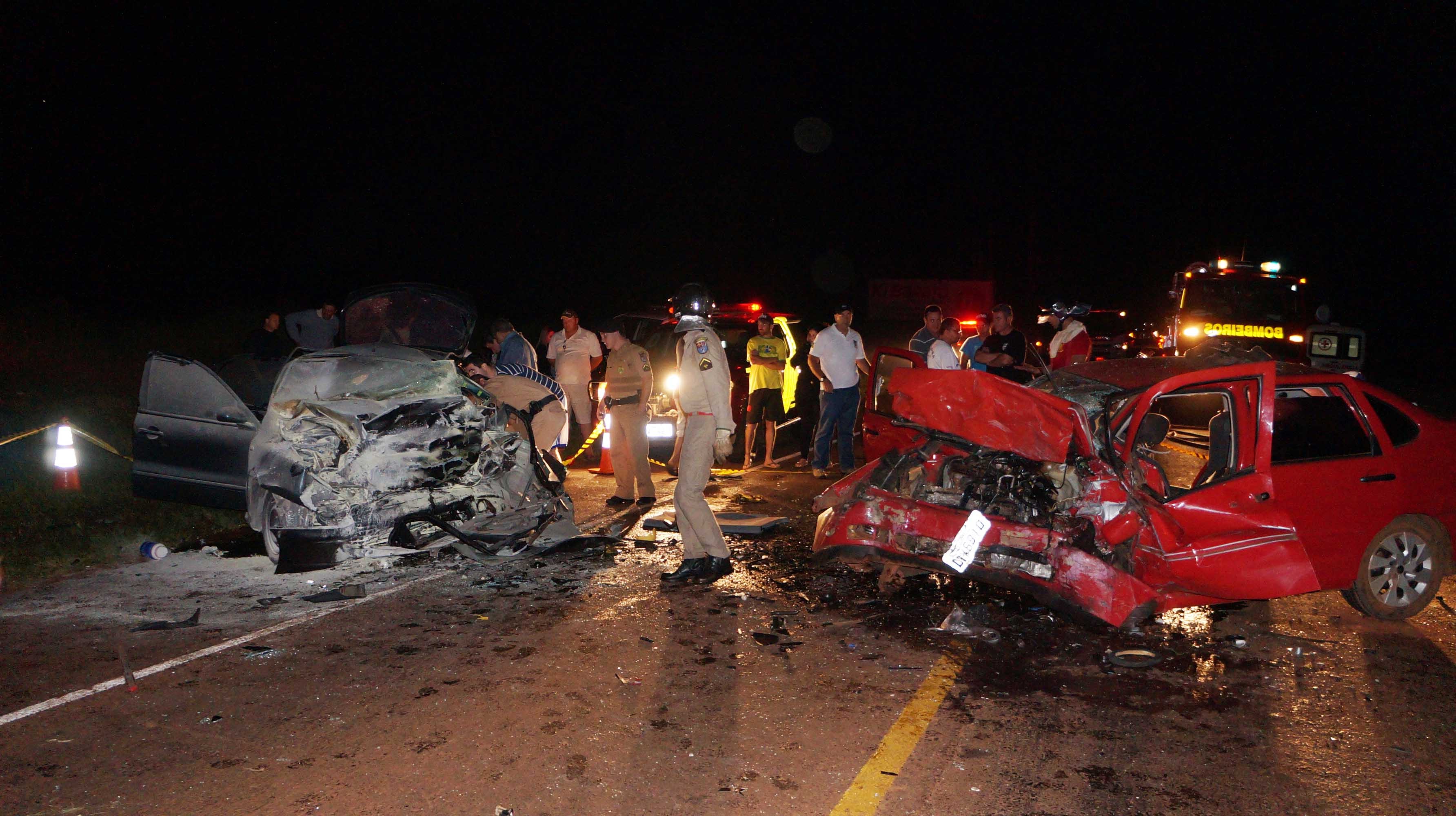 O acidente aconteceu por volta das 23 horas a cerca de 300 metros do trevo de Arapuã (Foto/Ivan Maldonado)