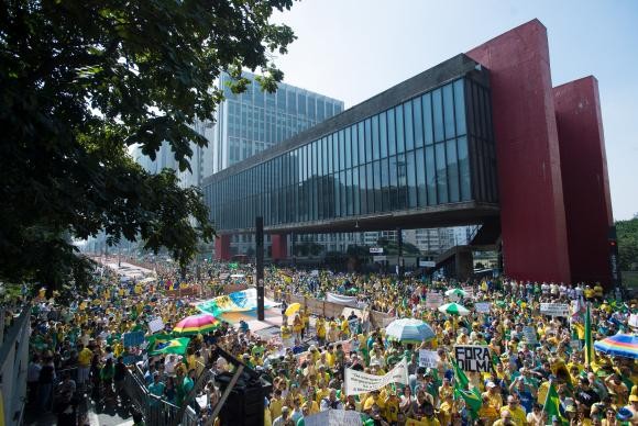 Manifestantes fazem ato contra a corrupção e contra o governo em diversas cidades do país. Na foto, protesto na Avenida PaulistaMarcelo Camargo/Agência Brasil