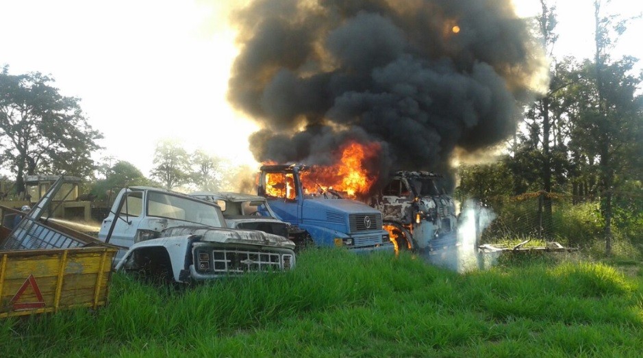 Pelo menos dois caminhões foram danificados pelas chamas - Foto: GM Ronaldo