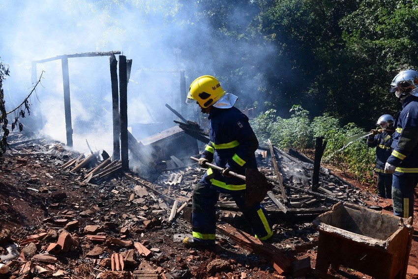 Bombeiros em local de incêndio nesta sexta-feira (17) em Apucarana - Foto: Dirceu Lopes
