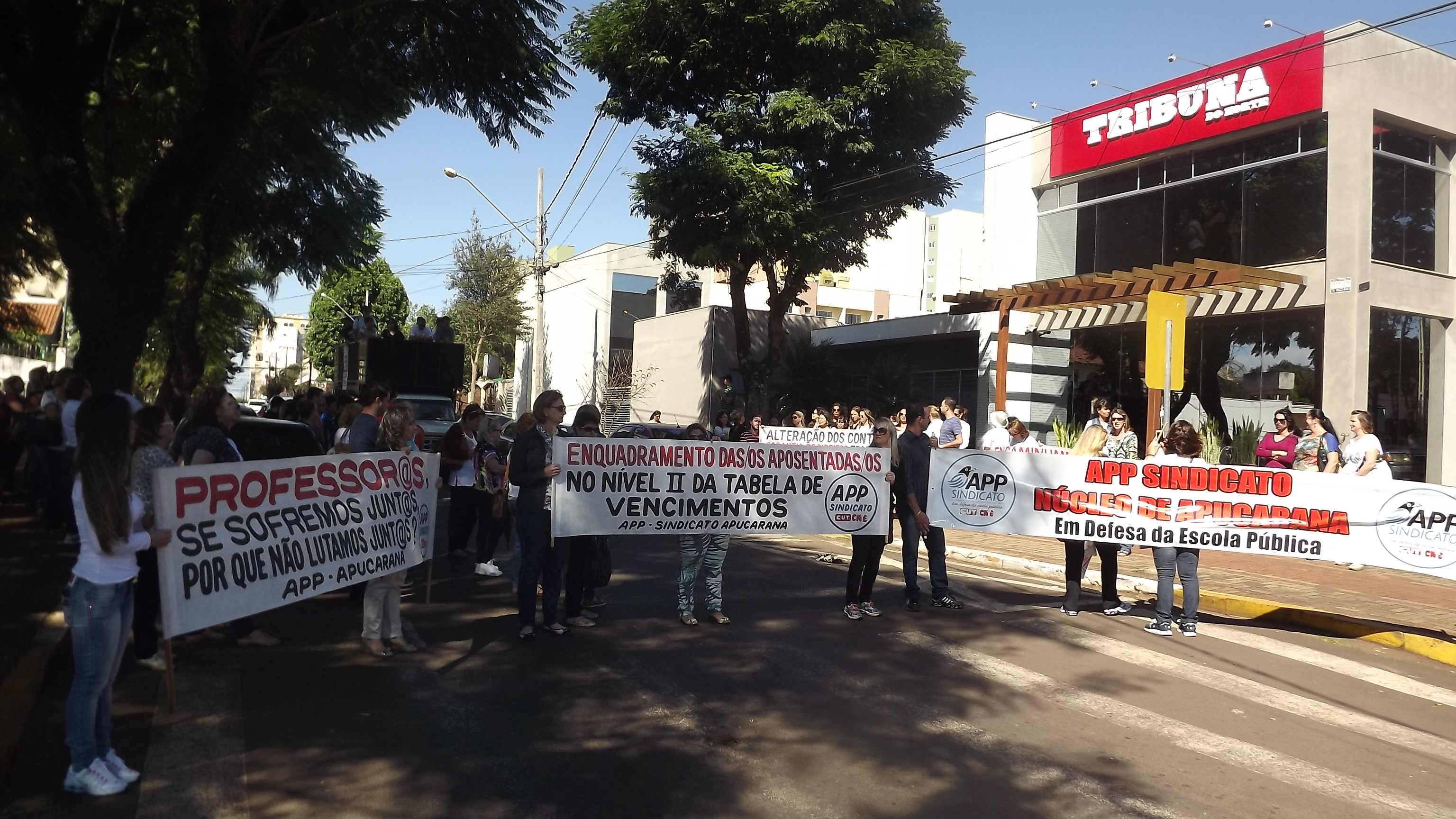 Professores durante passeata em frente à redação da Tribuna (Foto: Luiz Demétrio)