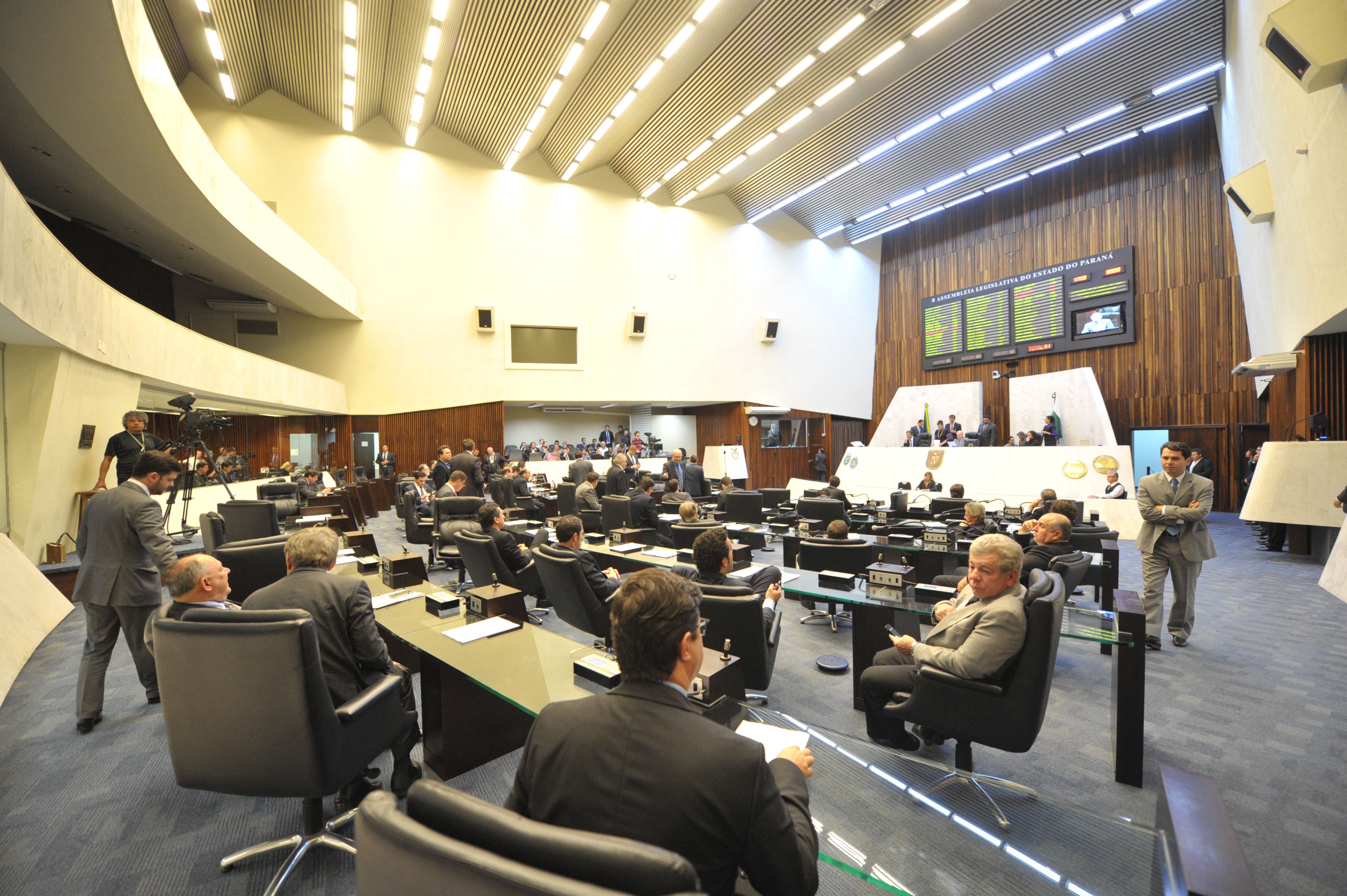 Deputados do PR aprovam reajuste dos servidores - Foto: Sandro Nascimento/ALEP