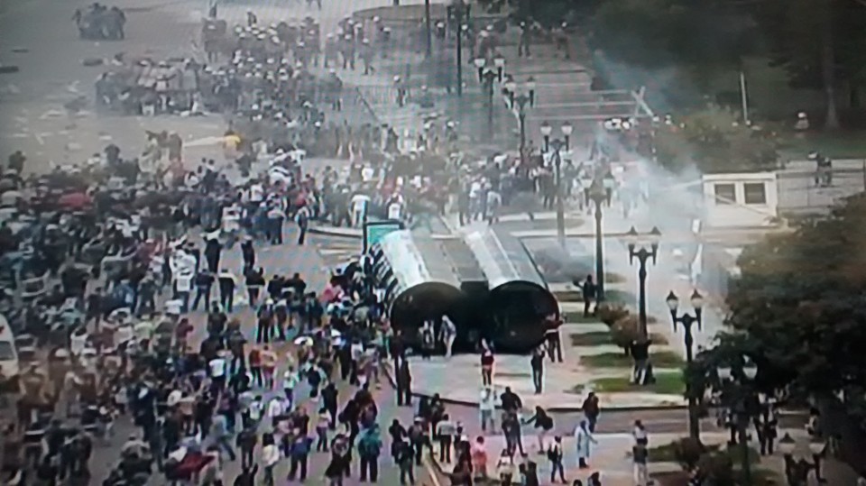 Batalhão de choque entra em confronto com manifestantes - Foto: Gazeta do Povo