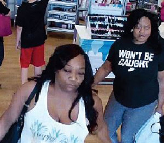 Ladra usou camiseta ‘não serei pega’ ao ser flagrada em roubo em loja (Foto: Hillsborough County Sheriff’s Office)