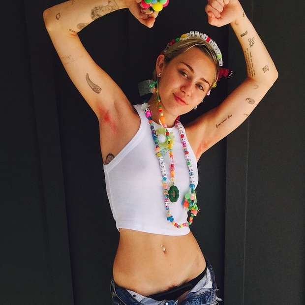 A cantora americana aparece com os braços levantados e com a calça aperta e abaixada, exibindo a calcinha - Foto;: Instagram