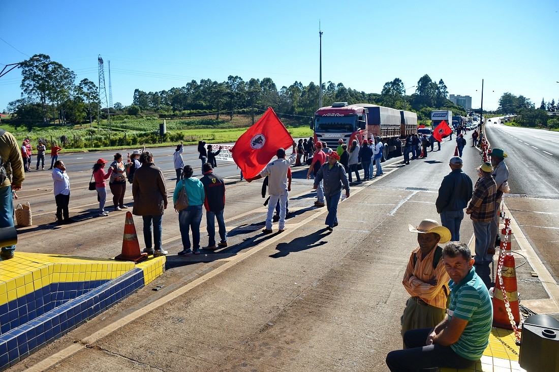 Manifestantes ocuparam a praça de pedágio em Arapongas, na BR-369 (Foto:  Sérgio Rodrigo)