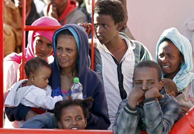 Imigrantes aguardam para desembarcar de barco ilegal nesta segunda-feira (4) em Pozzalo, no sul da Itália (Foto: Antonio Parrinello/Reuters)