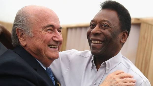 Joseph Blatter e Pelé se abraçam durante jogo da Copa do Mundo de 2014 - Foto: ALEXANDER HASSENSTEIN/FIFA VIA GETTY IMAGES