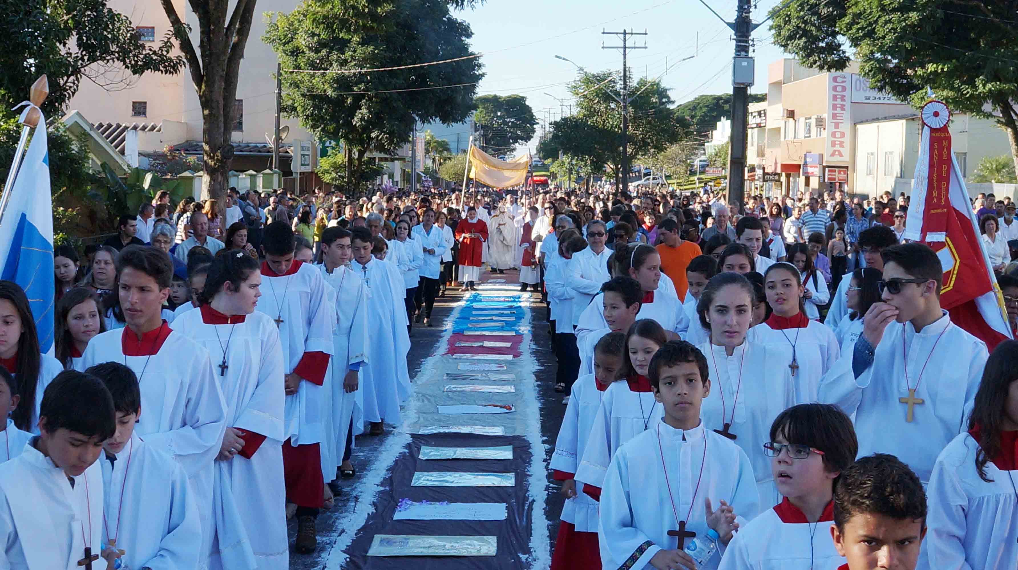 O trajeto recebeu o colorido de vários símbolos do Santíssimo Sacramento (Foto/Ivan Maldonado)