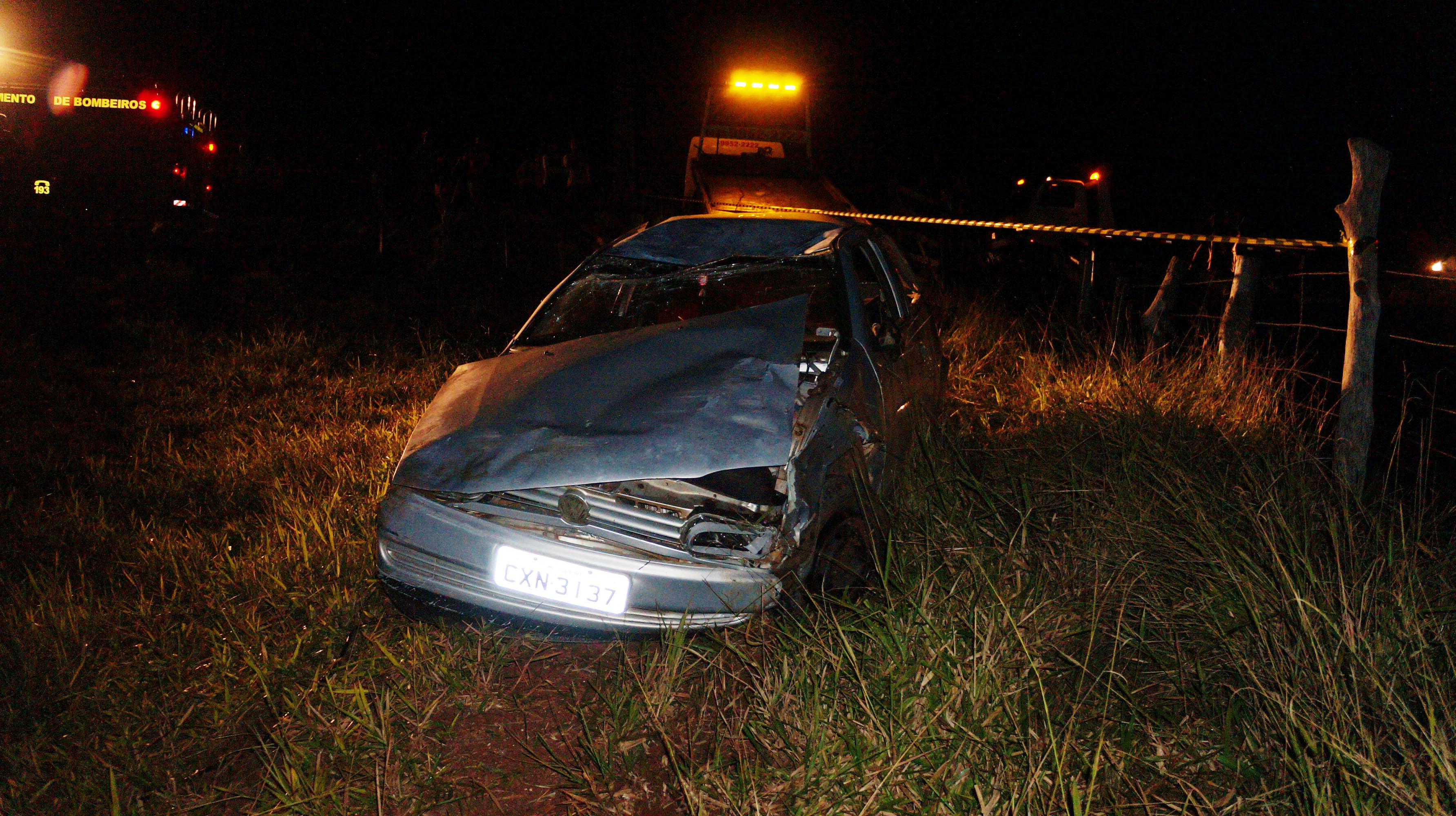 O motorista perdeu o controle do carro que capotou por cerca de 100 metros dentro de um pasto (Foto/Ivan Maldonado)