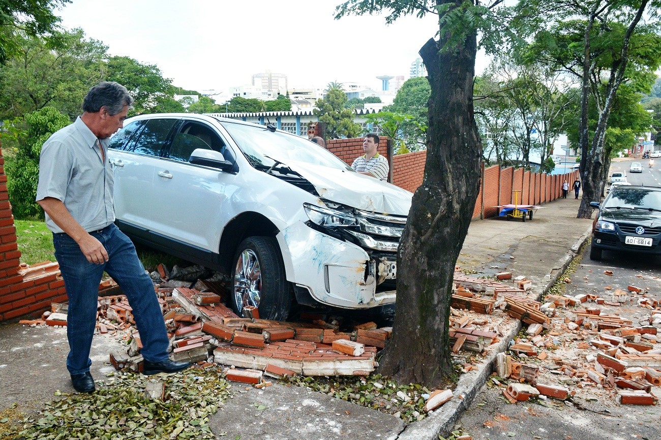 A frente do SUV ficou bastante destruída com a batida - Foto: Sérgio Rodrigo
