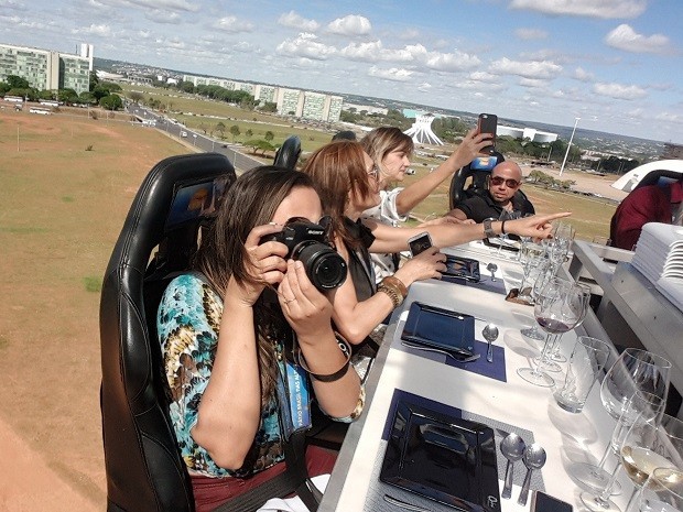 Convidados durante almoço servido em plataforma a 50 metros de altura em Brasília (Foto: Raquel Morais/G1)