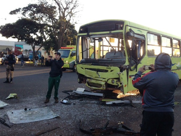 Acidente entre ônibus metropolitano e caminhão de lixo aconteceu na entrada de Foz do Iguaçu (PR) na manhã desta quinta (25) (Foto: Erikson Rezende / RPC)