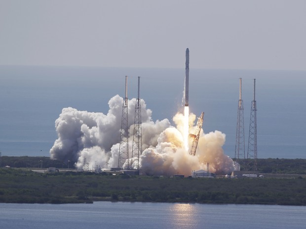 Momento do lançamento do foguete, no Cabo Canaveral (Foto: AP Photo/John Raoux)