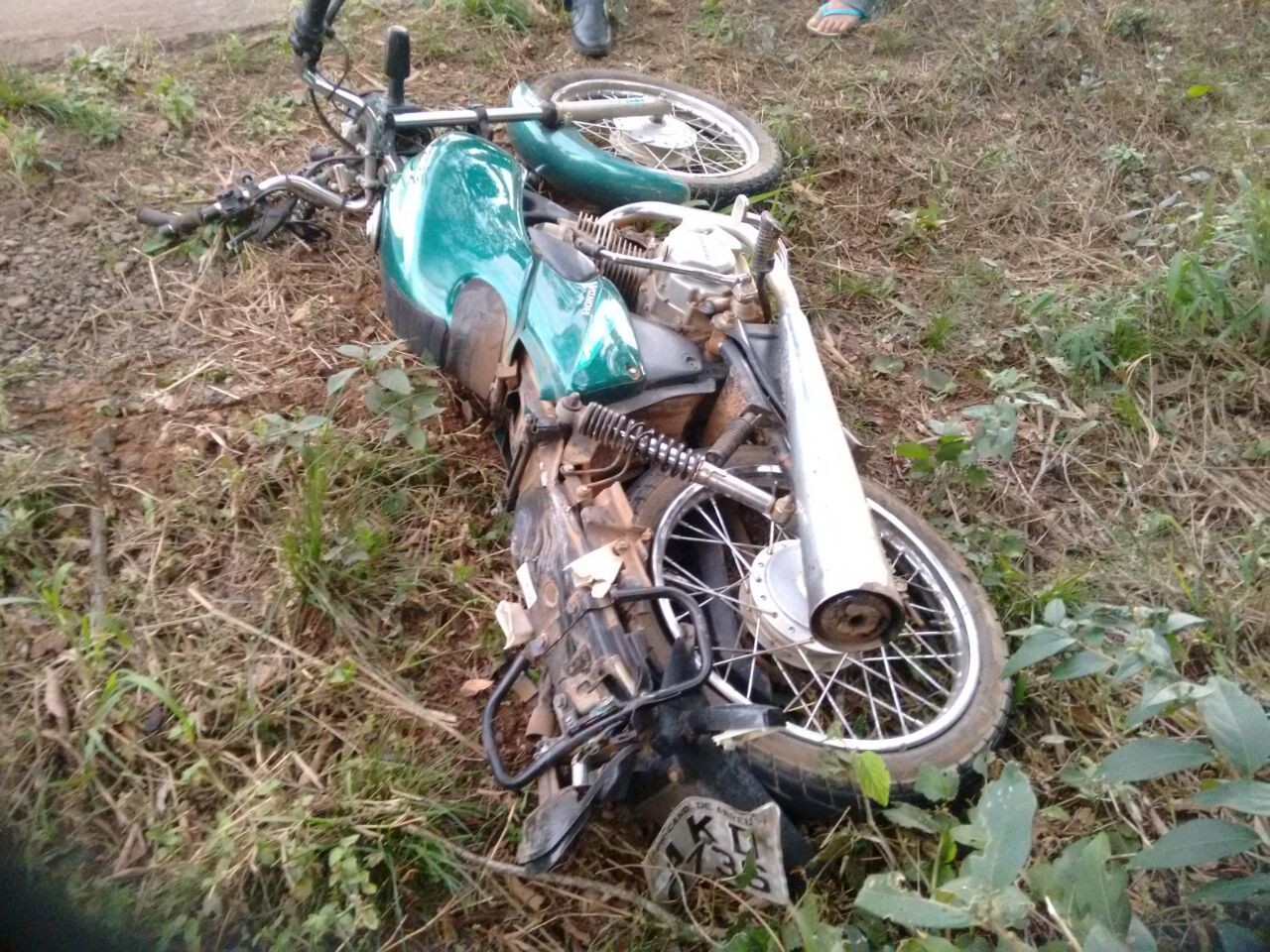 O motociclista atingiu um Palío e um Gol e morreu na hora (Foto/WhatsApp: Matão Central R3)