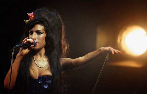 Universal destrói material inédito de Amy Winehouse para impedir lançamentos futuros. (Foto: AFP)