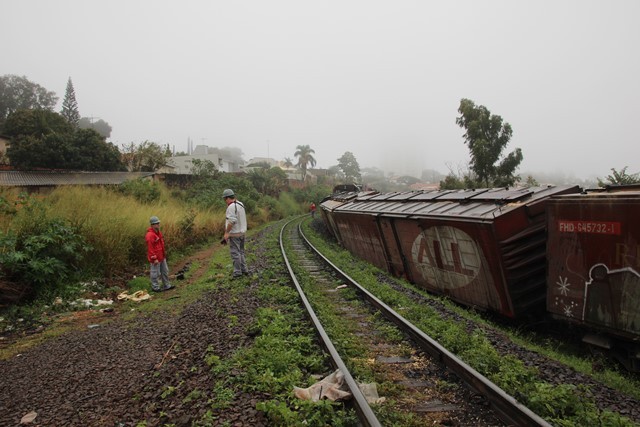Trem descarrilado na Vila Social em Apucarana (Foto: José Luís Mendes)