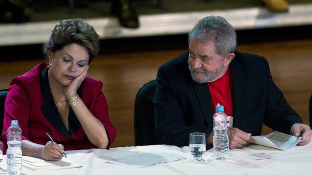 Dilma diz a jornal que não vai cair e responde Lula: 'deixa ele falar' - FOTO: AFP
