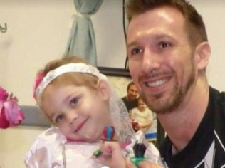 Abby Sayles, de 4 anos, "casa-se" com seu enfermeiro favorito, Matt Hickling - Reprodução/WNYT