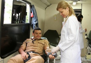 ​Soldados do 5º Batalhão participaram de palestras, fizeram a medição antropométrica, testes rápidos e puderam doar sangue - Foto: Site Prefeitura de Londrina