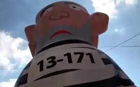 O boneco inflável que reproduz um desenho do ex-presidente Lula vestido de presidiário fará uma "turnê" por Curitiba - Imagem: ultimosegundo.ig.com.br