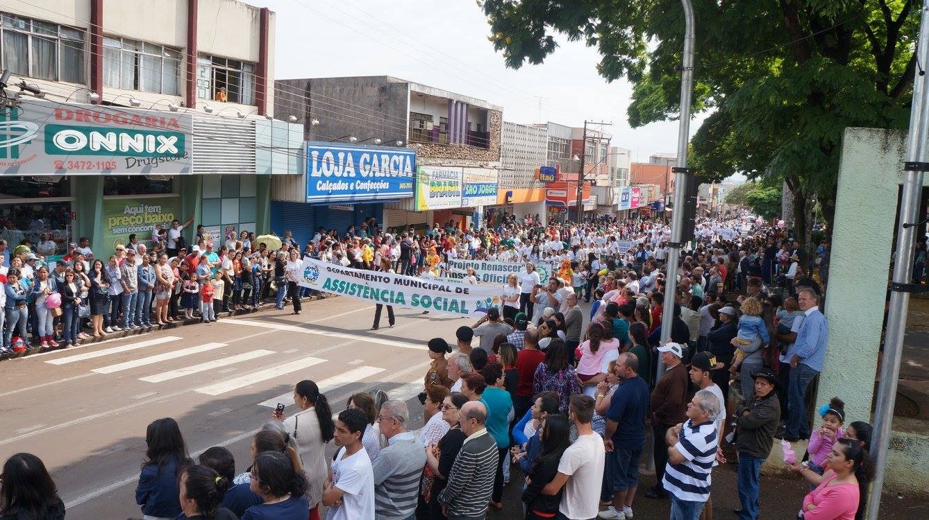 Mais de 13 mil pessoas prestigiaram o desfile em Ivaiporã (Fotos: Ivan Maldonado)