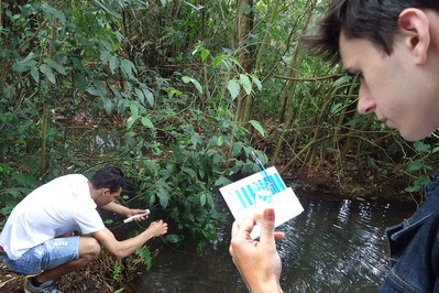 Alunos do Colégio Agrícola Manoel Moreira Pena coletam amostras de água do Arroio Pé Feio - Foto: AEN