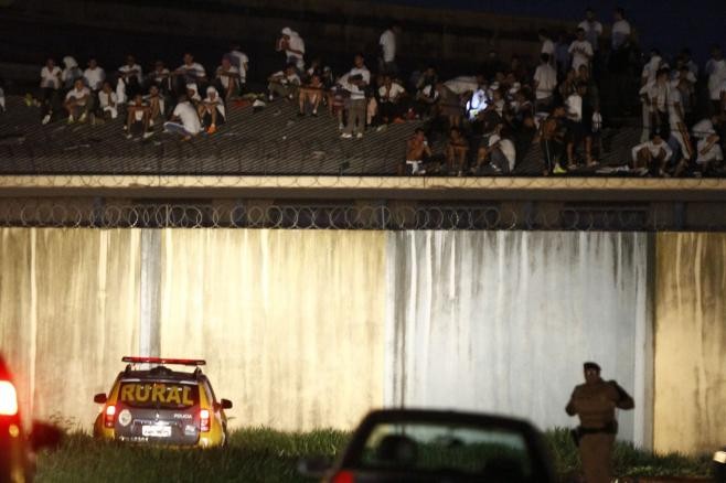 Dois presos fogem e um é jogado do telhado em madrugada tensa na PEL II - Crédito: Gilberto Abelha / Jornal de Londrina)