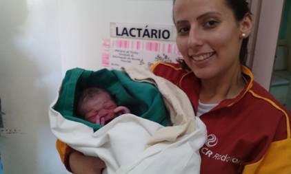 Bárbara Leal, socorrista da CCR RodoNorte, ao lado da recém-nascida Maria Fernanda   - Foto: Divulgação