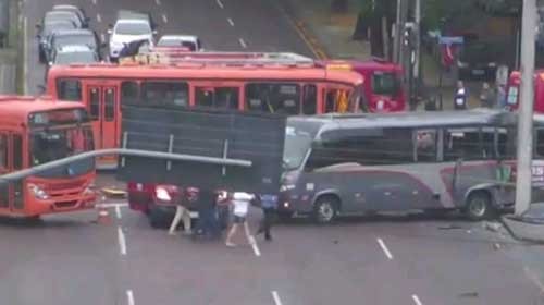 Acidente entre dois ônibus mata universitário e deixa 18 feridos - Foto: URBS