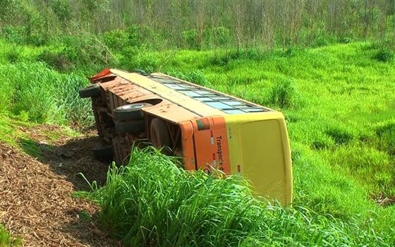 Ônibus tombado na PR-567: 13 feridas - Imagem: Wilsson Russinho/Dia a Dia Notícias