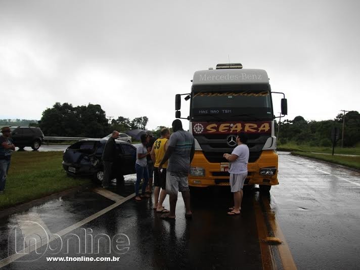 Acidente em Apucarana deixou mulher com ferimentos - Fotos: José Luiz Mendes