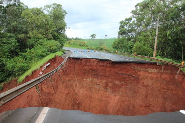 Cratera na PR-444 em Arapongas: estragos impressionantes (Foto: José Luís Mendes/TNOnline)