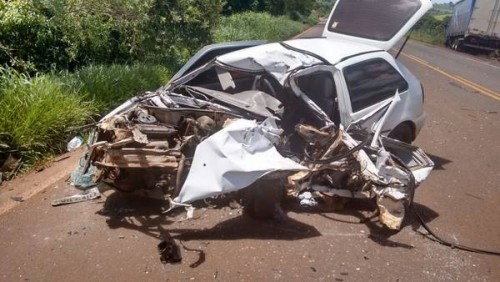 ​Carro conduzido por marido que havia matado a esposa ficou destruído em acidente (Foto: Bruno Costa/WhatsAPP)