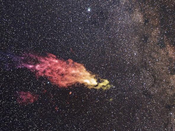 A nuvem de Smith tem cerca de 9800 anos luz de comprimento, suficiente para gerar milhões de novas estrelas na galáxia - Fonte: independent.co.uk
